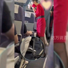 因气流造成飞机颠簸一位旅客比较紧张空乘人员跪地安抚将近半小时