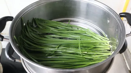 韭菜放锅里蒸一蒸，瞬间变成美食，我家每周都要吃5次，营养又解馋