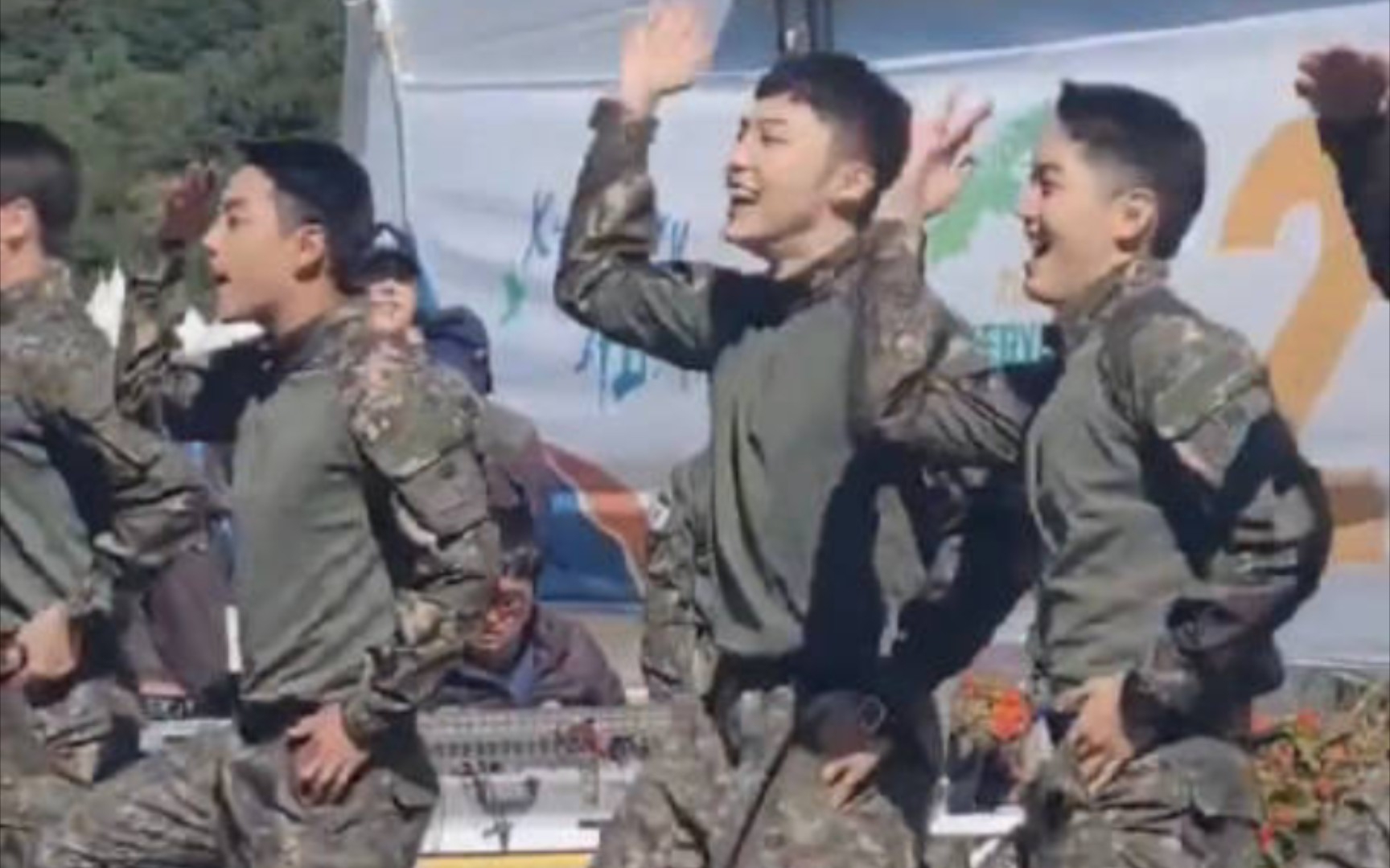 真受不了了哈哈哈... Hype Boy真成新韩国国歌了让你们入伍不是让你们去军队里扭屁的好吗！！！太帅了吧！