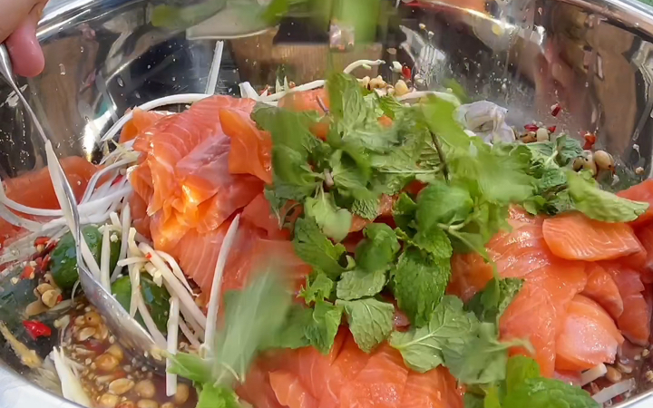 泰国美食：三文鱼的神仙吃法酸辣泰式刺身凉拌三文鱼