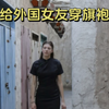 还好她不习惯穿高跟鞋