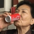 40年喝15万罐可乐，75岁韩国奶奶喝可乐成瘾，就爱喝完打嗝！