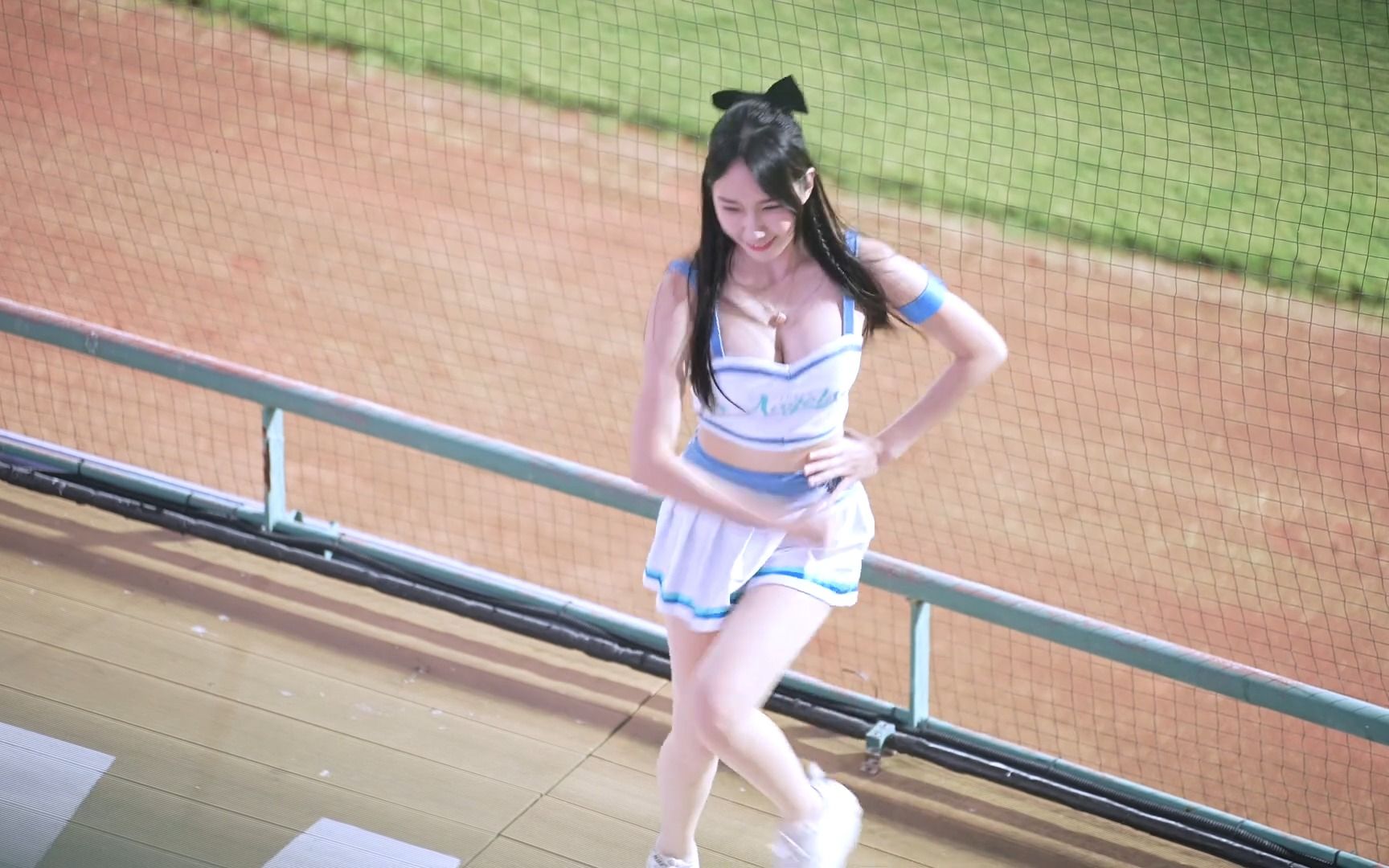 看柠檬视线不自觉往肩带飘过去喂～上帝邪恶视角