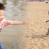 3岁萌娃第一次到海边，玩沙玩水开心到爆炸，太可爱了！
