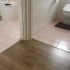 SPC石塑地板安装。浴室也可以用！100%防水的地板。旧瓷砖-水泥地上皆可直接铺地板。无踢脚线如何收边？无尘切割与技巧讲