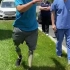 双腿截肢的网友尝试用假肢走路