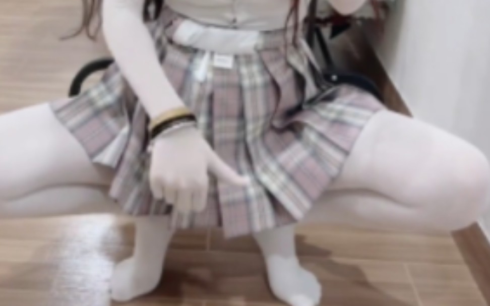 You can always trust white cotton pants.