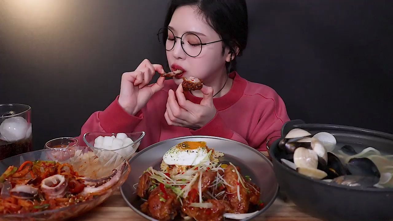 eatwithboki韩国美女吃播文福姬小姐姐辣乎乎的海螺面辣辣辣的刀贝壳