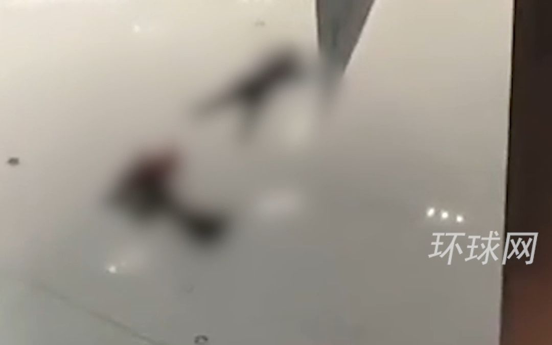 上海一男子在商场跳楼抢救无效死亡，一名女子被砸伤无生命危险