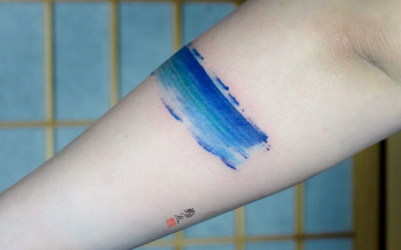 纹身就纹一笔，蓝色的。
