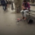 巴黎街头艺人吉他演奏，保证你再忙也会驻足聆听