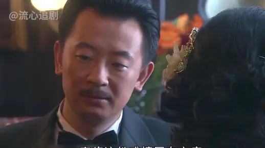 许文强帮方艳云解决咸猪手，不料冯程程醋意大发。