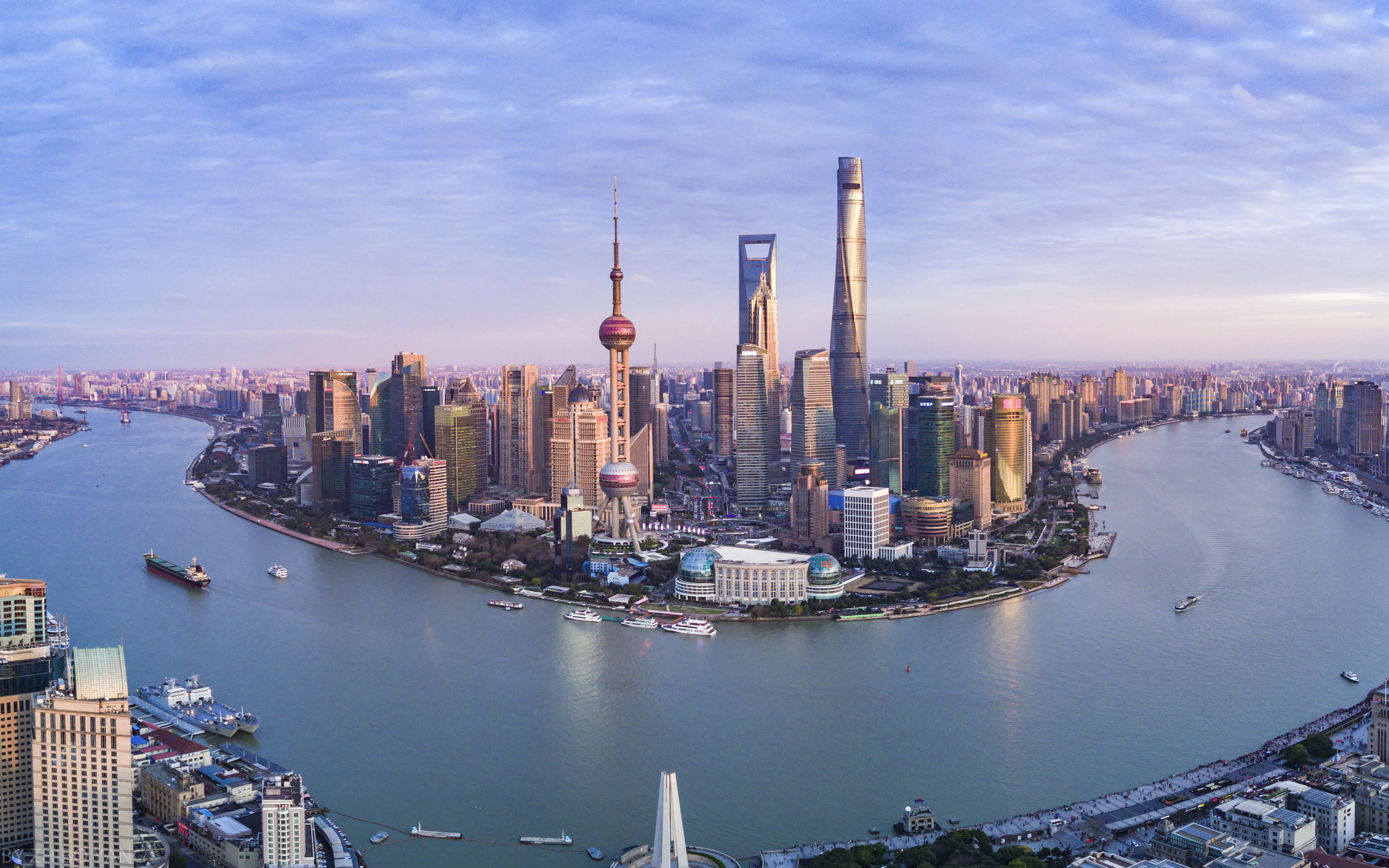 蓝天下的上海天际线 · 免费素材图片