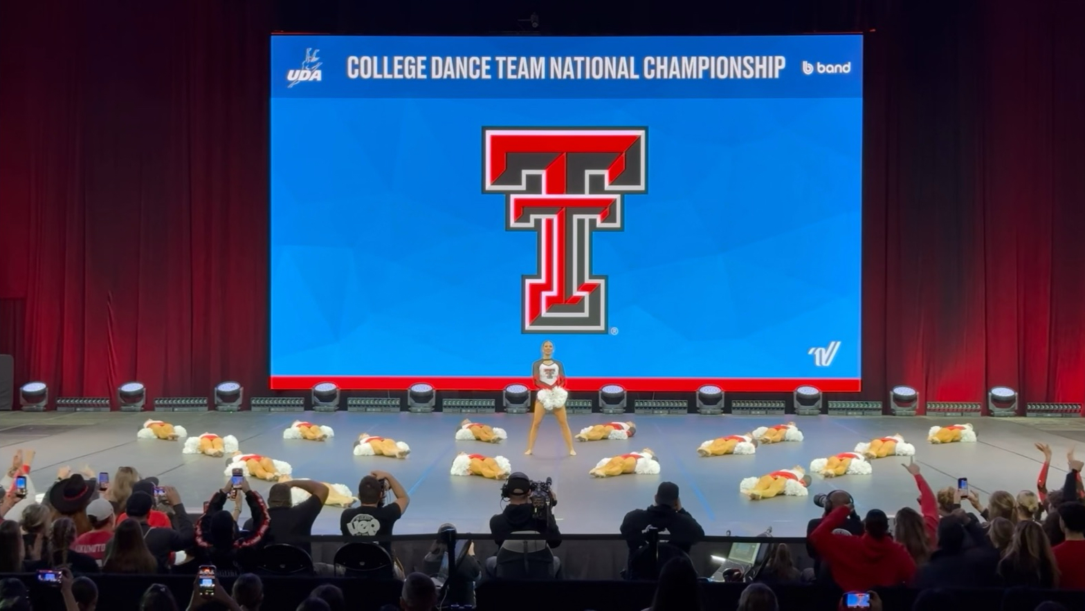 还有一套2026UDA亚军🥈的花球高清成套视频 真的整齐到离谱 快留下来参考学习📖