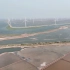 航拍东营广利港，海边盐碱地上矗立着高大风车，沧海桑田很壮观