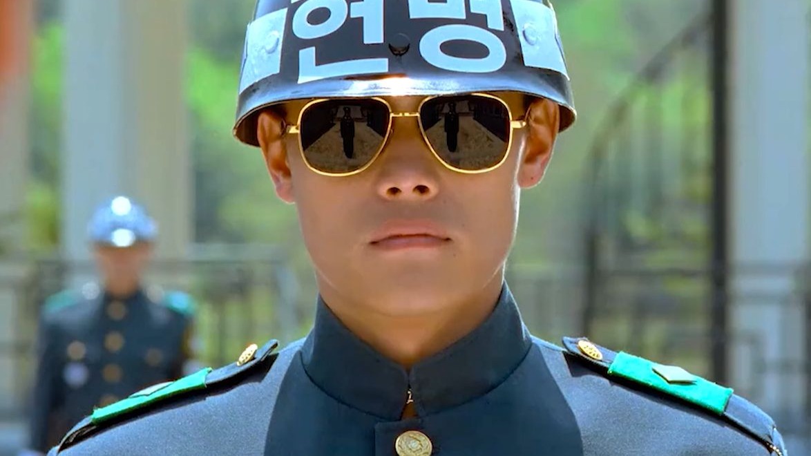 韩国士兵只是站岗时影子越过了水泥线，就遭到了对方的警告《共同警备区》