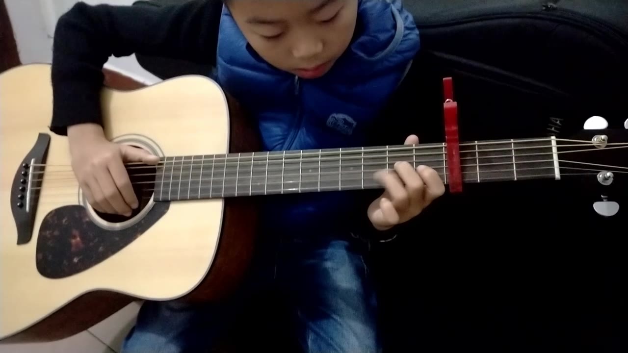 8岁小孩刚练吉他第一次弹唱（童年）勇敢的尝试太不容易了！