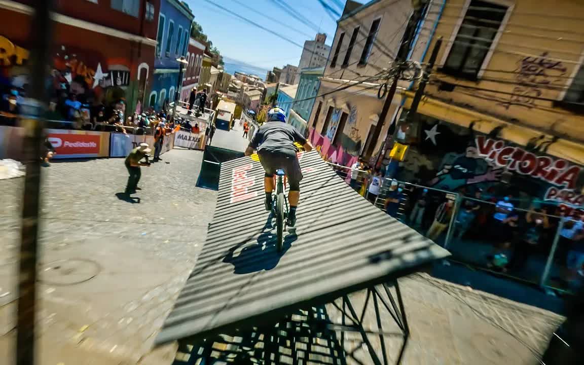 穿越机视角来看红牛智利城市山地车速降赛全程路线