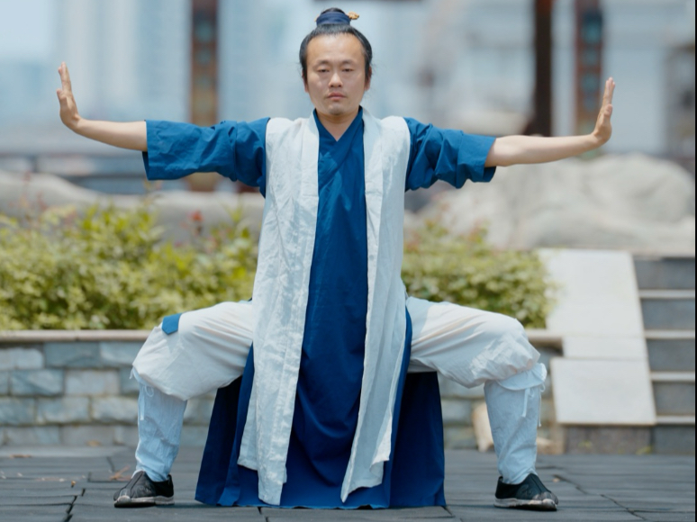 穿掌画圆一个动作疏通周身经络，每天49次，坚持一个月。