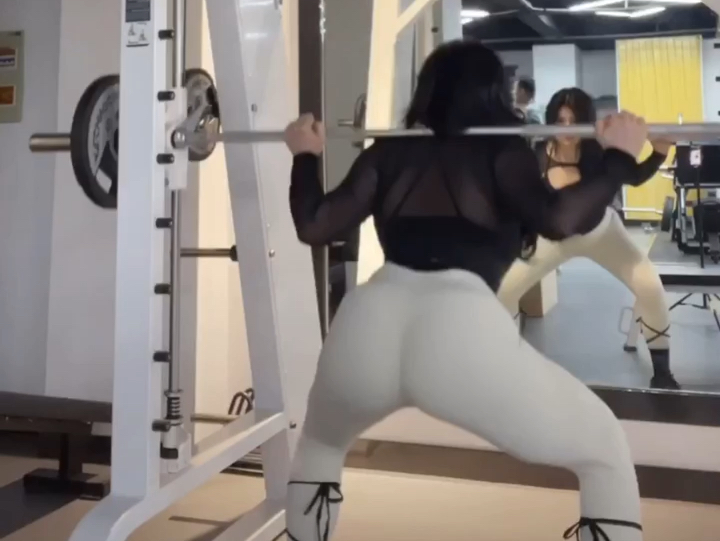 Round Peach 🍑 & Spice Bar Not So Hot: Gym rotation deep squat glute leg workout.