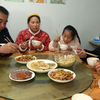 孩子们嘴馋，桃子姐给孩子们做爱吃的糍粑和菠萝炒饭，真美味