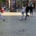【街头挑战】遇到路人抢着踢足球！谁是能踢中的那个呢？