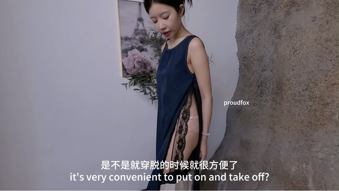 甜甜可爱的贝贝展示proudfox设计很有特色的一款连衣裙