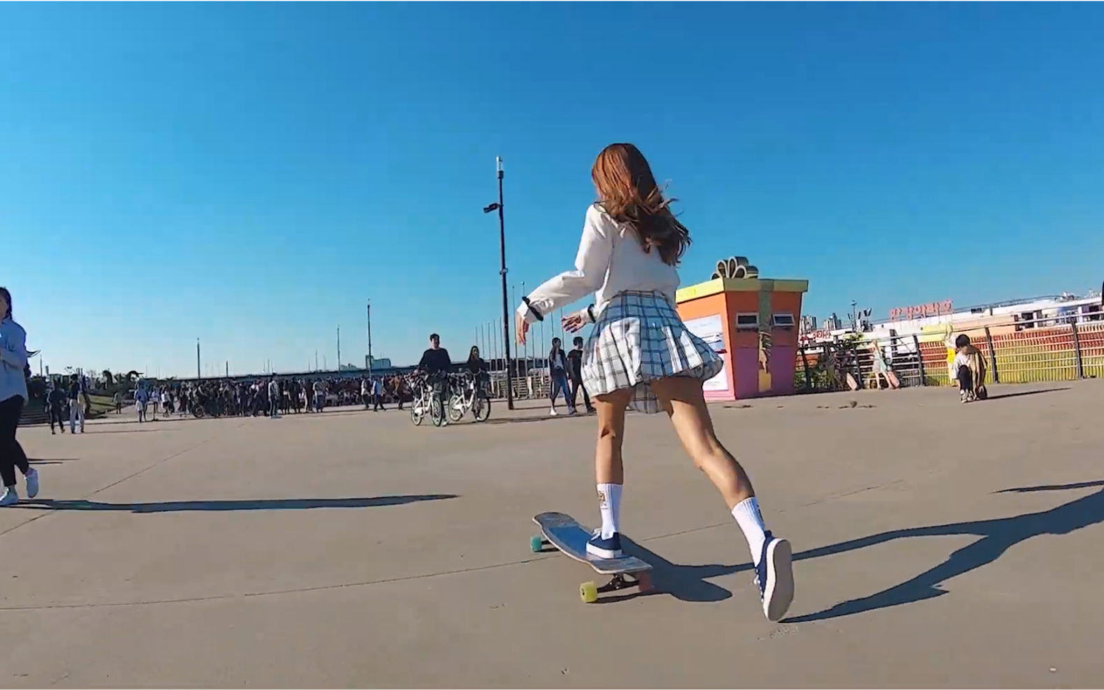 玩滑板的美女王珞丹秀出光滑大腿（1/7） - 图片 - 名腿网