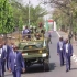 布隆迪士兵接受检阅，大群保镖全程护送总统，阵势非常拉风！