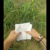 小学厕所墙是白色的，棱角却是黄色