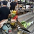 郑州市民抢购物资猪肉论扇买，超市秒被清空：气氛到了不买不合群