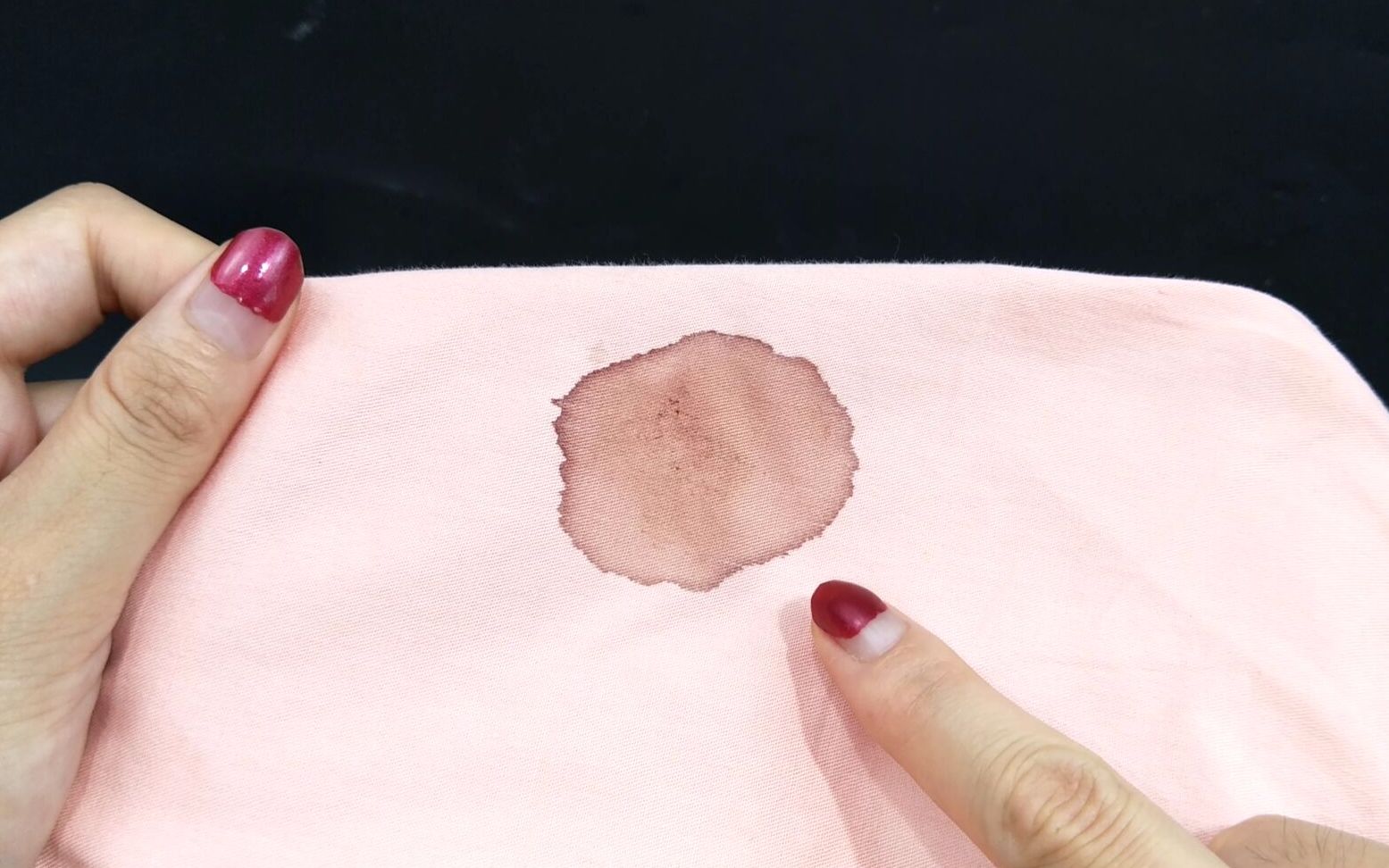 床单上再顽固的血渍，用它一洗就掉，不留一点污痕，太实用了！