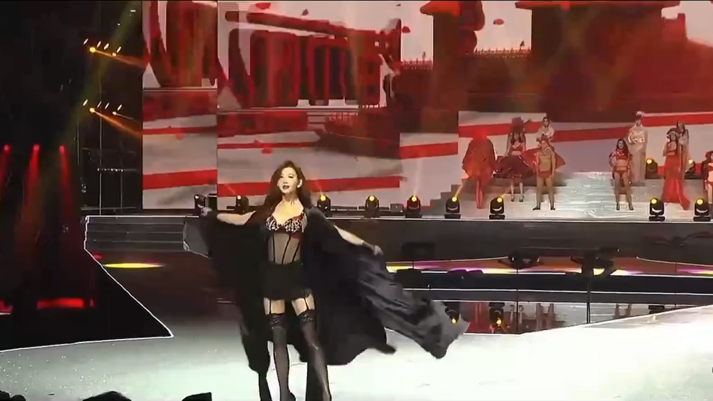 林志玲性感吊带黑丝走秀