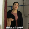 媳妇八天没洗澡臭了，偷偷跑去冲凉，被老公气的直接从卫生间揪出来