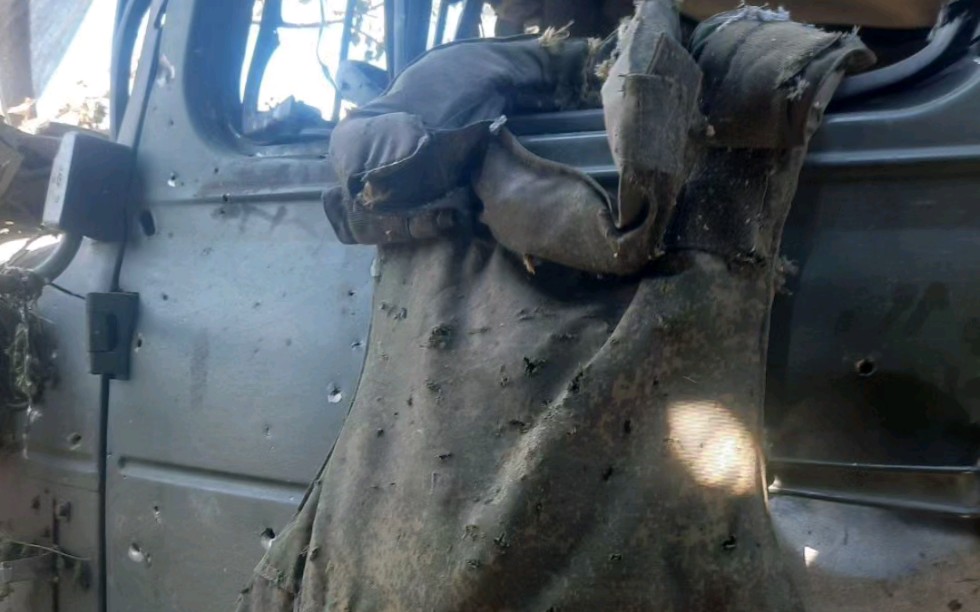 被乌军HIMARS击中的俄车和防弹背心，全被爆炸的金属球穿透