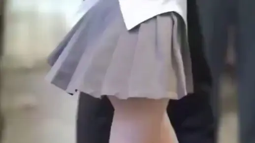 日本美女有多爱穿短裙?掀开裙底一览无余,路过的男人都顶不住了