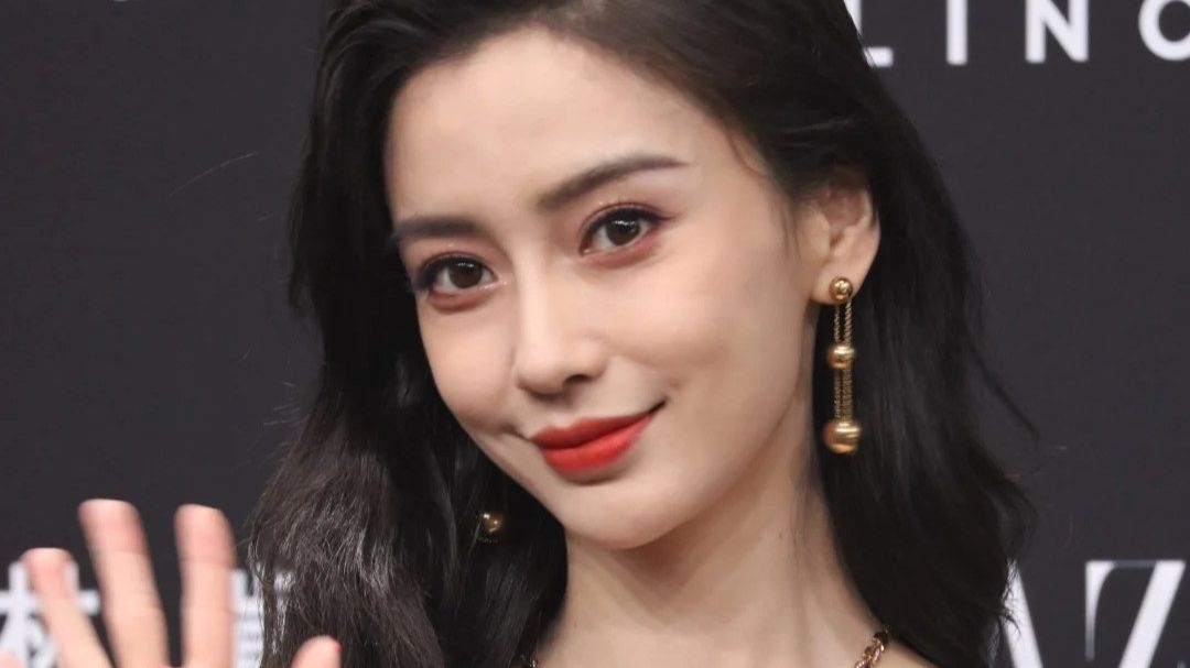 杨颖绝美女神怼脸对视挑战