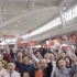 这场“快闪”太燃！众人在武汉火车站合唱《我的祖国》超震撼