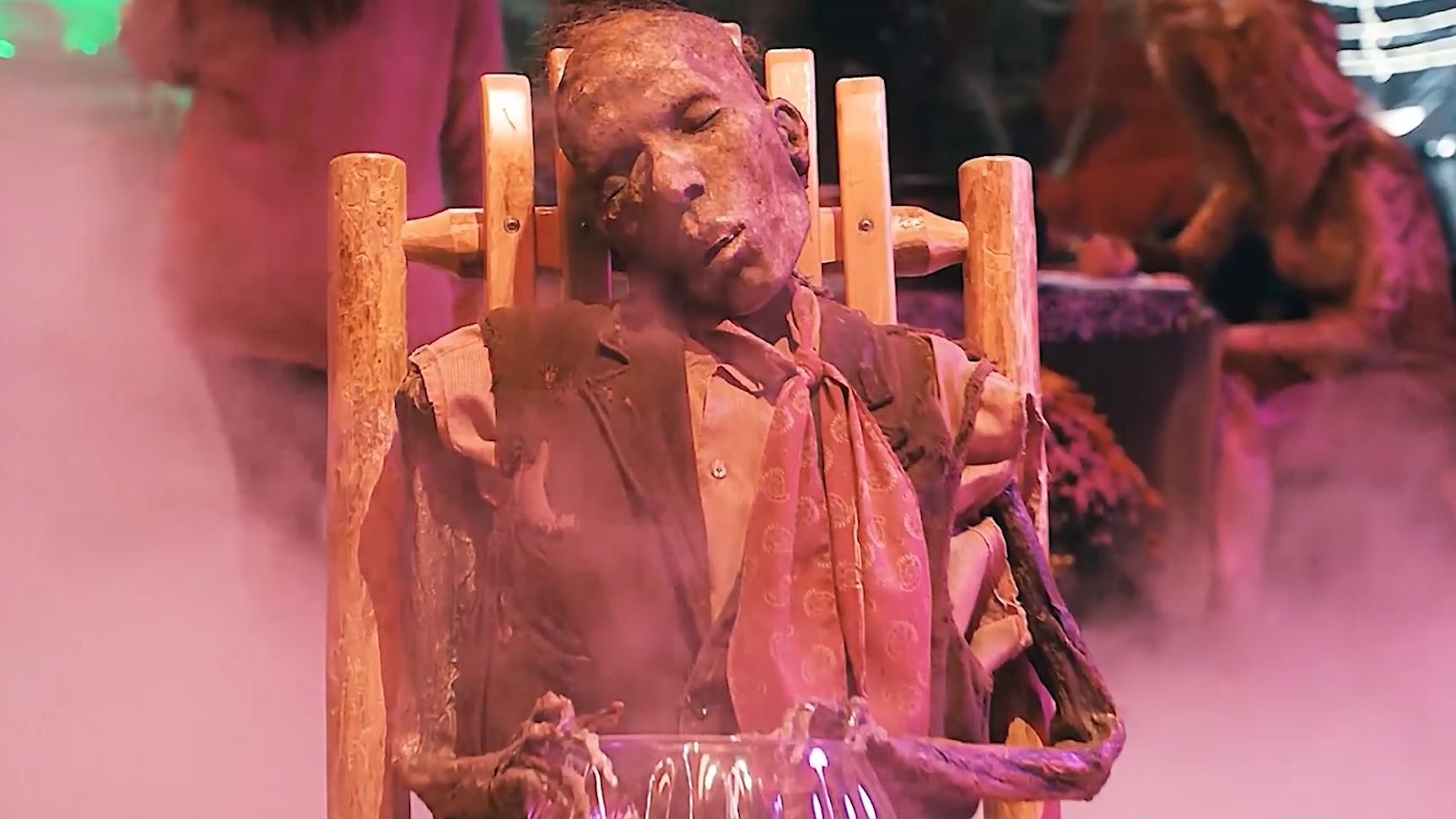 为了给小朋友过万圣节，消防员特意找来一个干尸道具《紧急呼救》