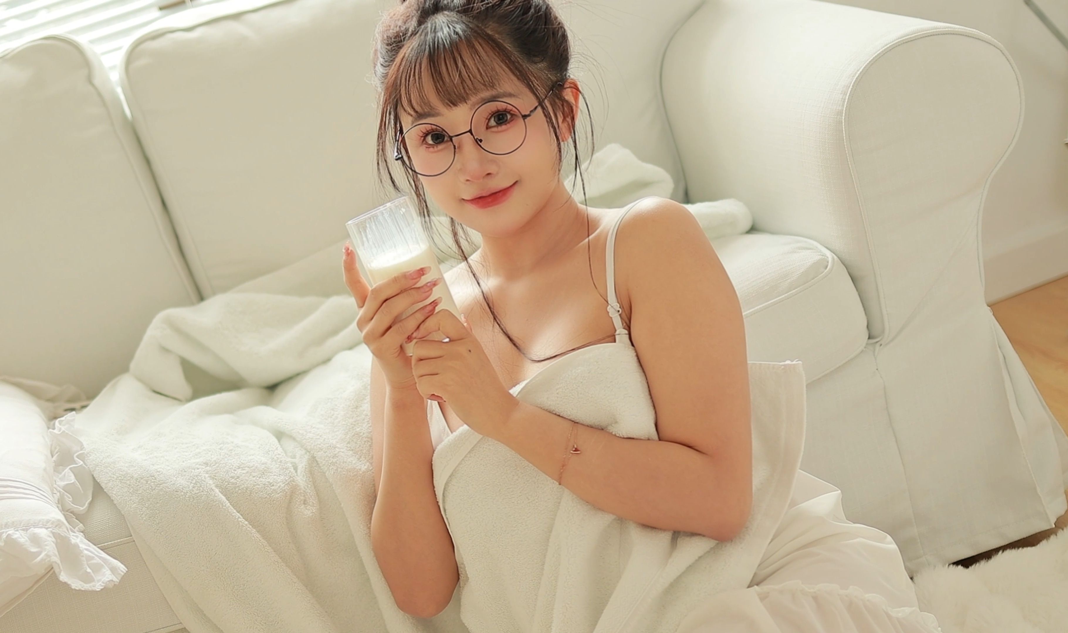 Your ideal girlfriend is online.