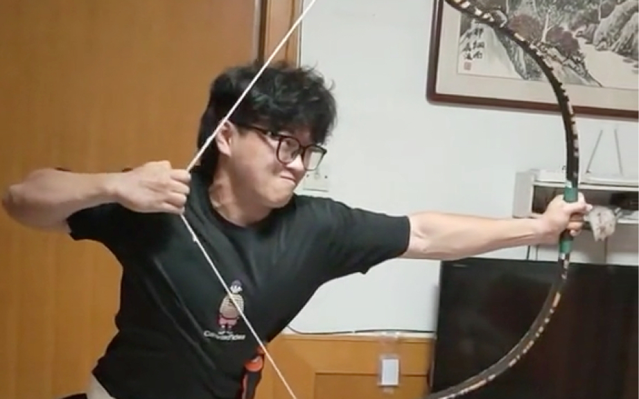 怒开15磅强硬弓，力压项羽，脚踢武状元，马踏黄河两岸，锏打三州六府，秦琼也给我擦皮鞋