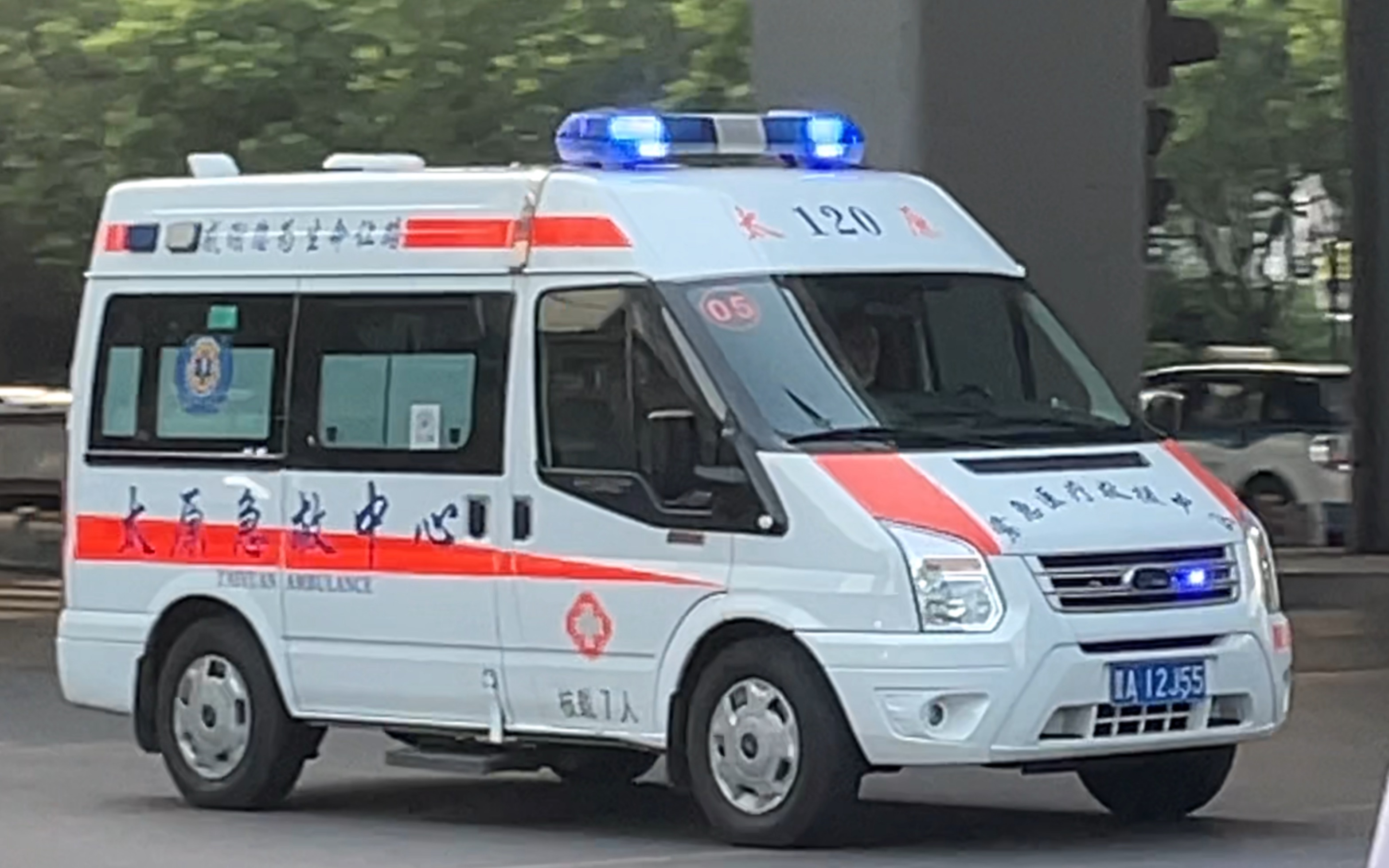 【First responders】太原市煤炭中心医院急救车code3开启警灯+警笛经过路口  过往车辆进行礼让
