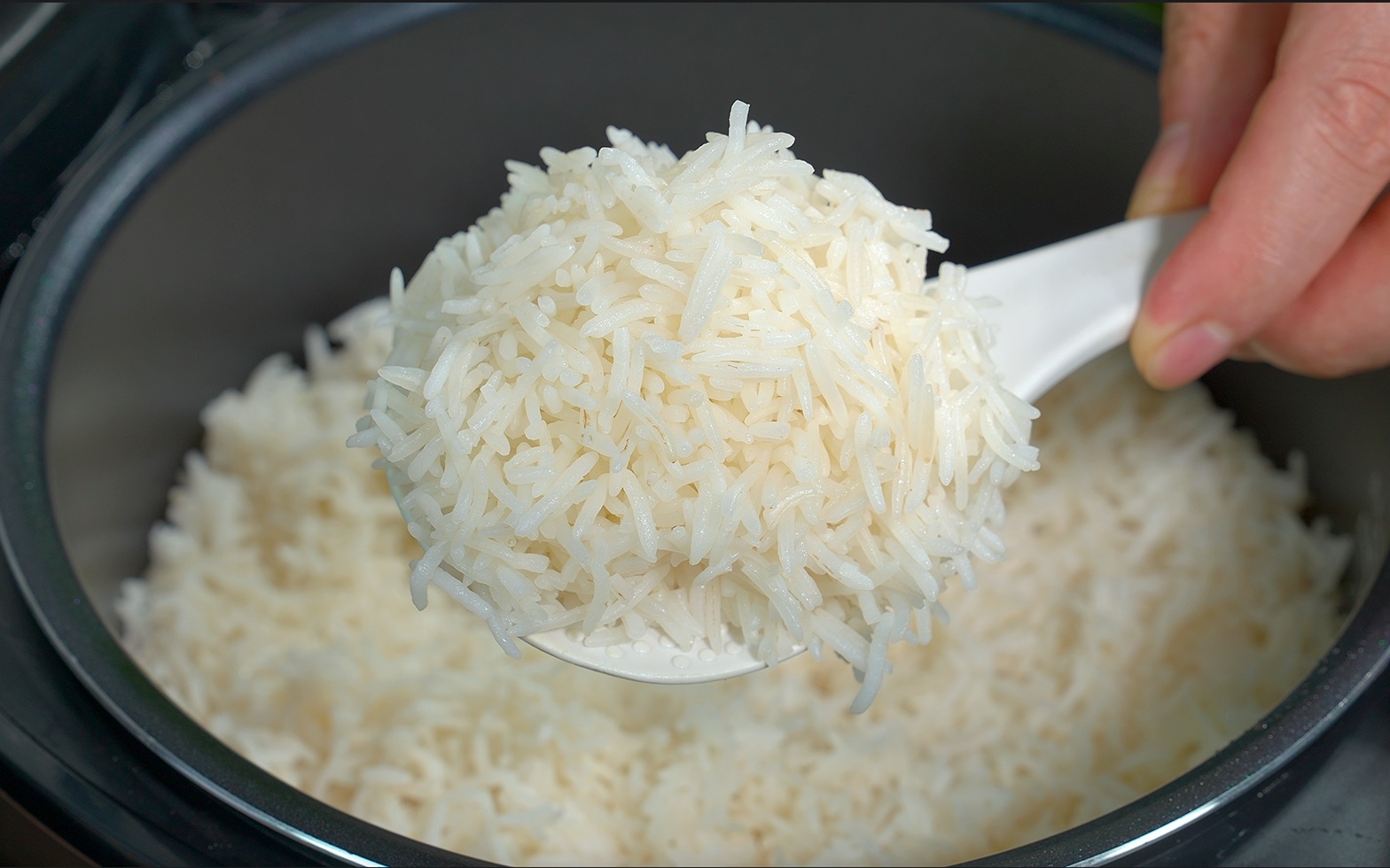 煮米饭不要只知道加水，分享饭店煮饭的秘诀，鬆软香甜，非常可口