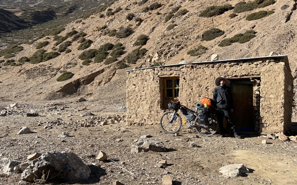 大龄单身不打工青年骑行流窜西藏，峡谷之中找到一个小土房，收拾一下就是临时的家