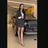 170绝美神圣膜拜跪地填鞋大长腿女神凡凡妈妈身穿灰色衬衫超短制服包臀裙套装，光腿涂着红色指甲油脚踩12cm性感银色绝美系带酒杯底高跟凉鞋勾人