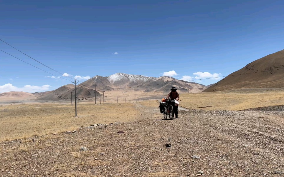 骑行阿里中线，一路荒无人烟像是荒漠戈壁，走了几天才到达一个乡镇