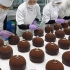 韩国工厂流水线制作美味的坚果巧克力蛋糕