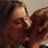 Michael Kors节日系列：Taylor Hill和狗狗一起拍摄
