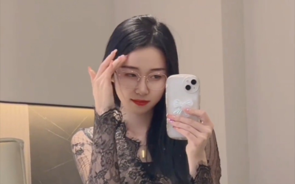 It's the older sister who's more attractive.