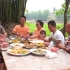 王刚的儿子满百天，一家人围满一桌吃饭庆祝，幸福莫过如此